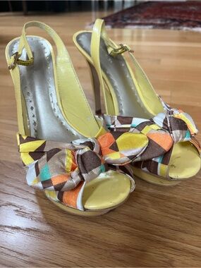 BCBG Yellow Slingback Peep-Toe Heels with Geometric Bow